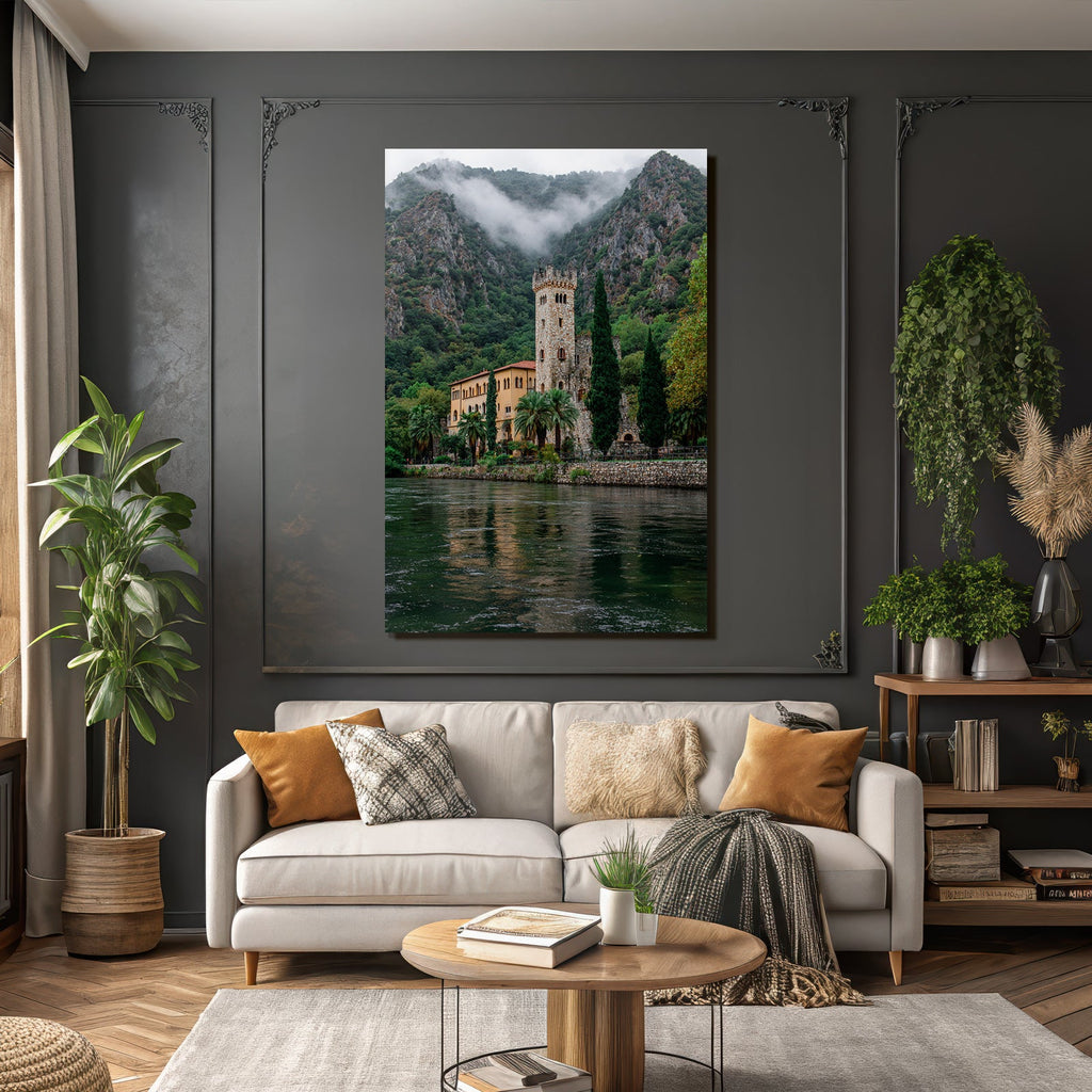 Malereisches Gebäude Am Wasser Mit Turm Palmen Und Bergkulisse