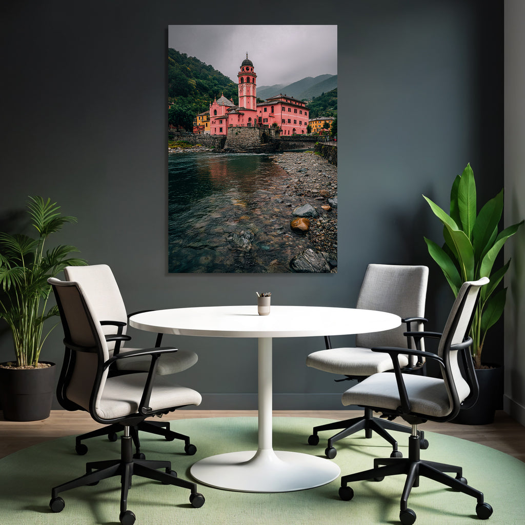 Rosafarbenes Turmhaus Am Fluss Vor Grünen Bergen