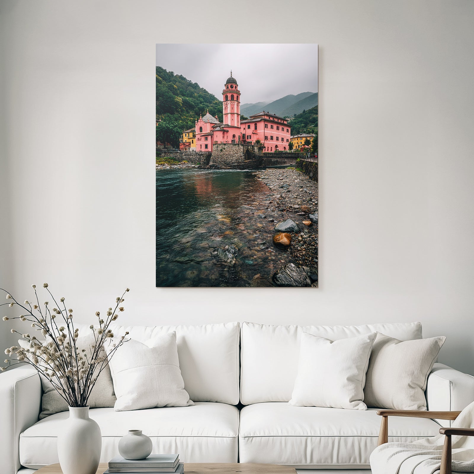 Rosafarbenes Turmhaus Am Fluss Vor Grünen Bergen