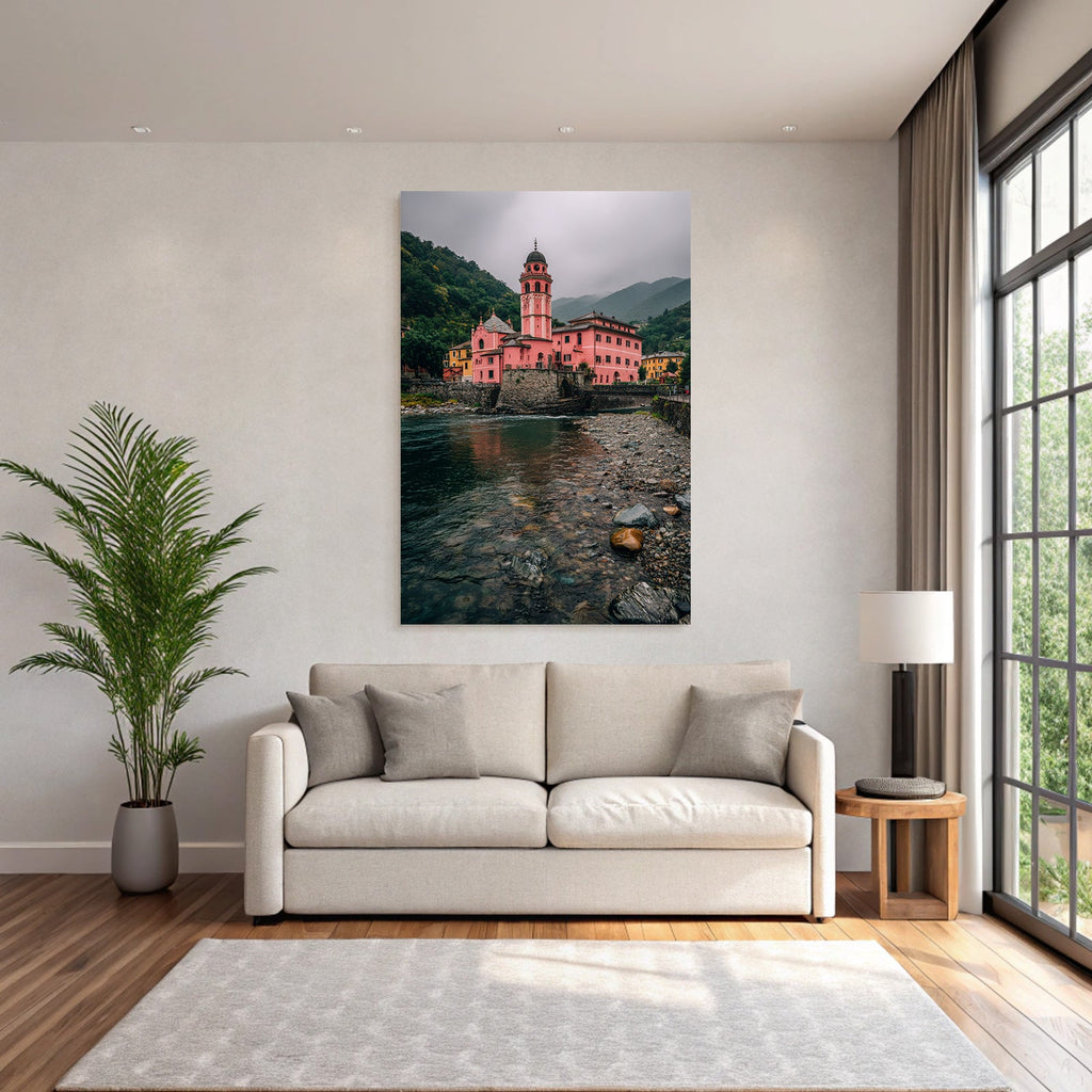 Rosafarbenes Turmhaus Am Fluss Vor Grünen Bergen