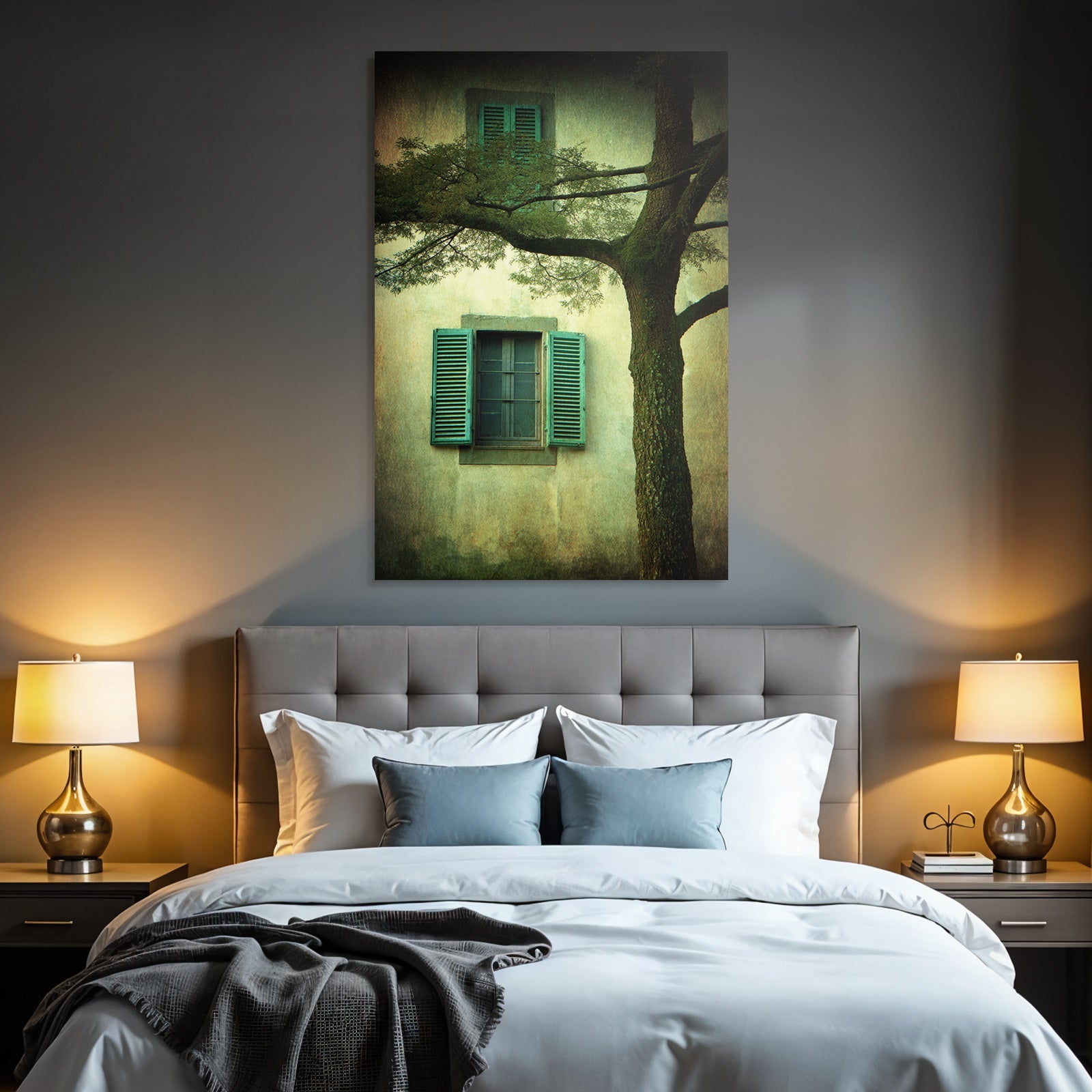 Texturierte Wand Mit Fenster Und Grünen Fensterläden Neben Baum