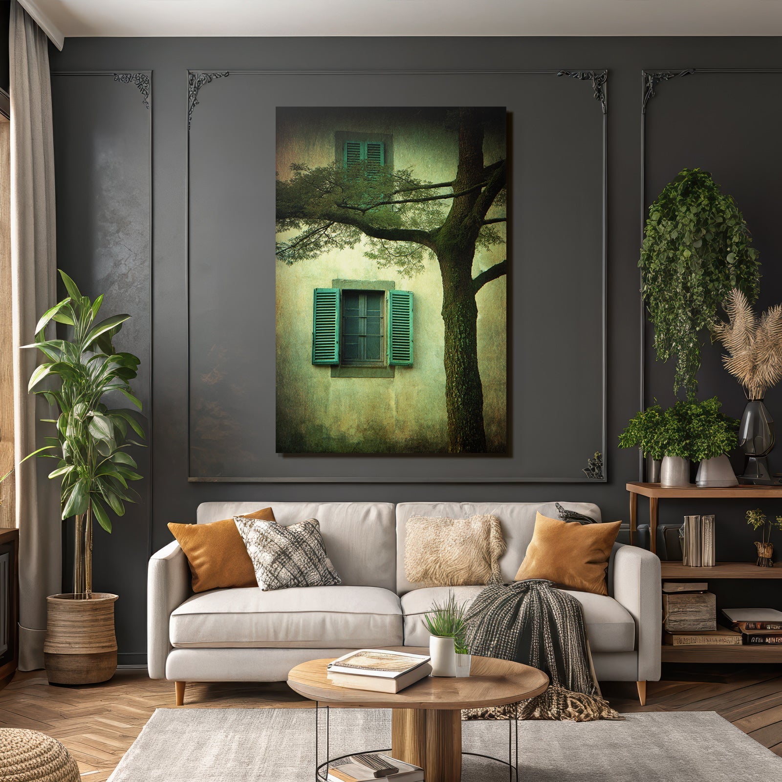 Texturierte Wand Mit Fenster Und Grünen Fensterläden Neben Baum