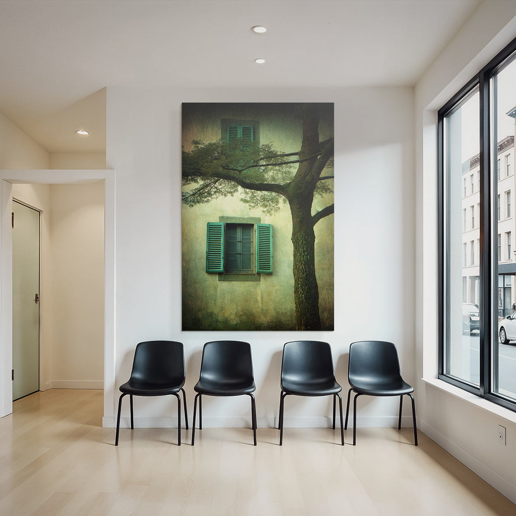 Texturierte Wand Mit Fenster Und Grünen Fensterläden Neben Baum