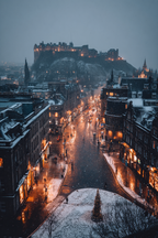 Winterabend In Der Altstadt Mit Burg Und Schneefall | Europa | Laender und Reisen