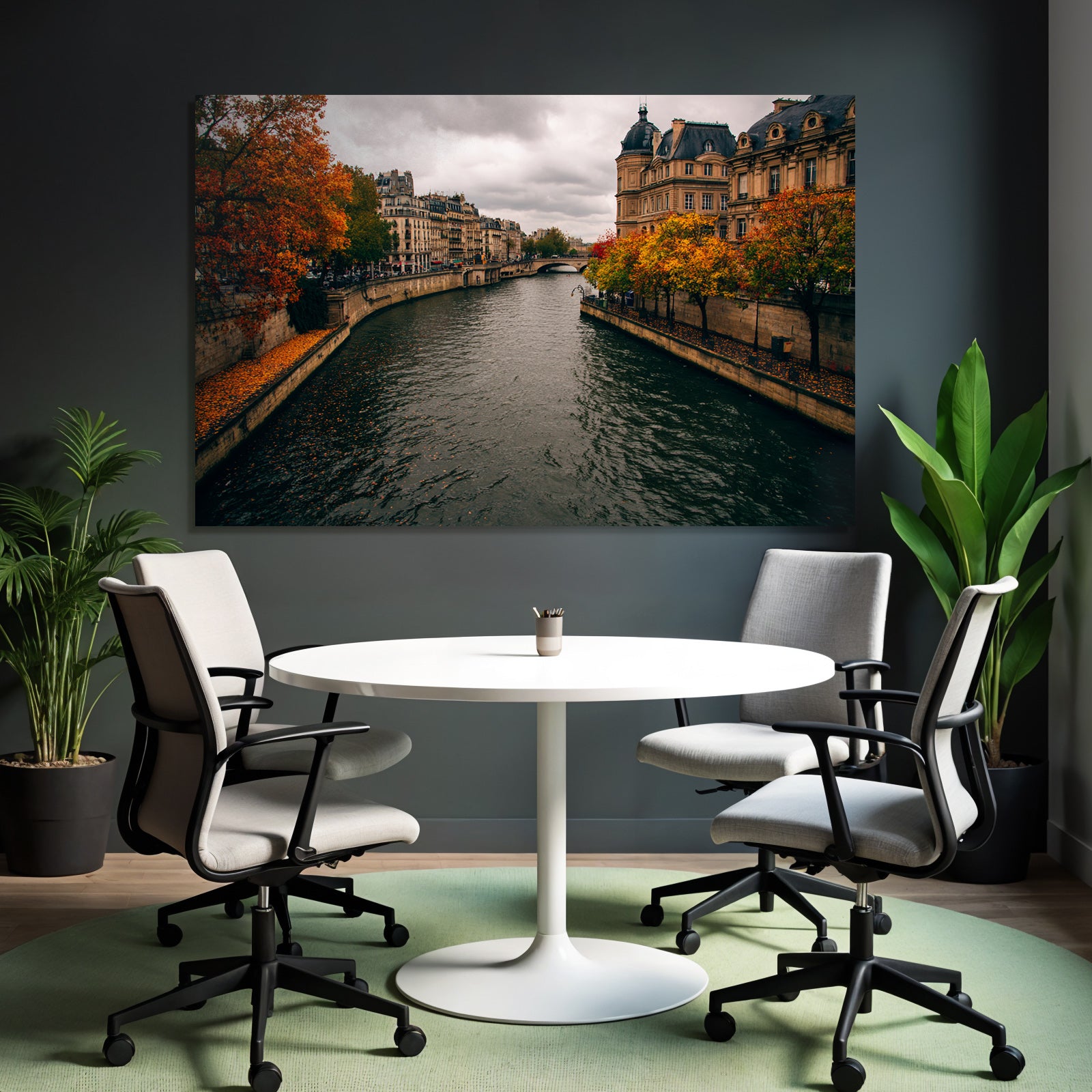 Herbstlicher Fluss In Stadt Mit Historischer Architektur Und Brücke