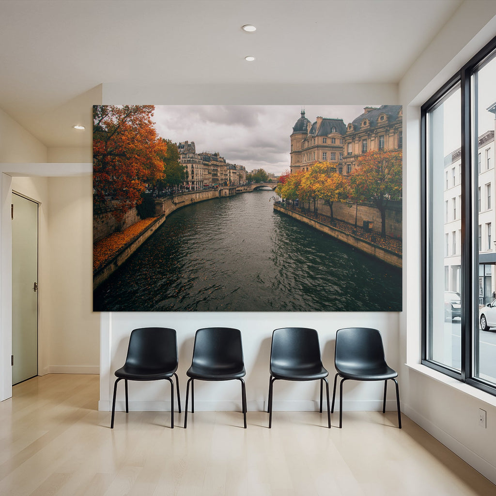Herbstlicher Fluss In Stadt Mit Historischer Architektur Und Brücke