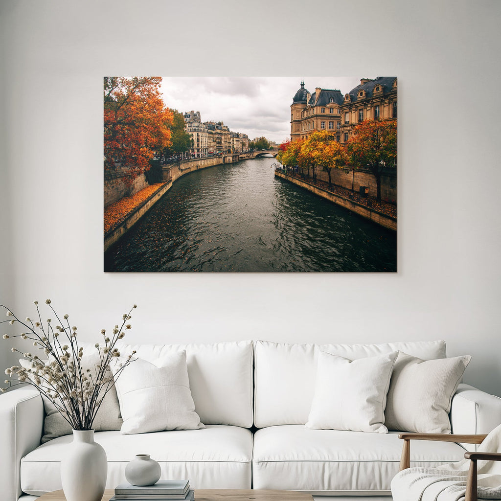 Herbstlicher Fluss In Stadt Mit Historischer Architektur Und Brücke