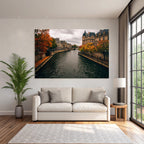 Herbstlicher Fluss In Stadt Mit Historischer Architektur Und Brücke