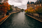 Herbstlicher Fluss In Stadt Mit Historischer Architektur Und Brücke | Europa | Laender und Reisen