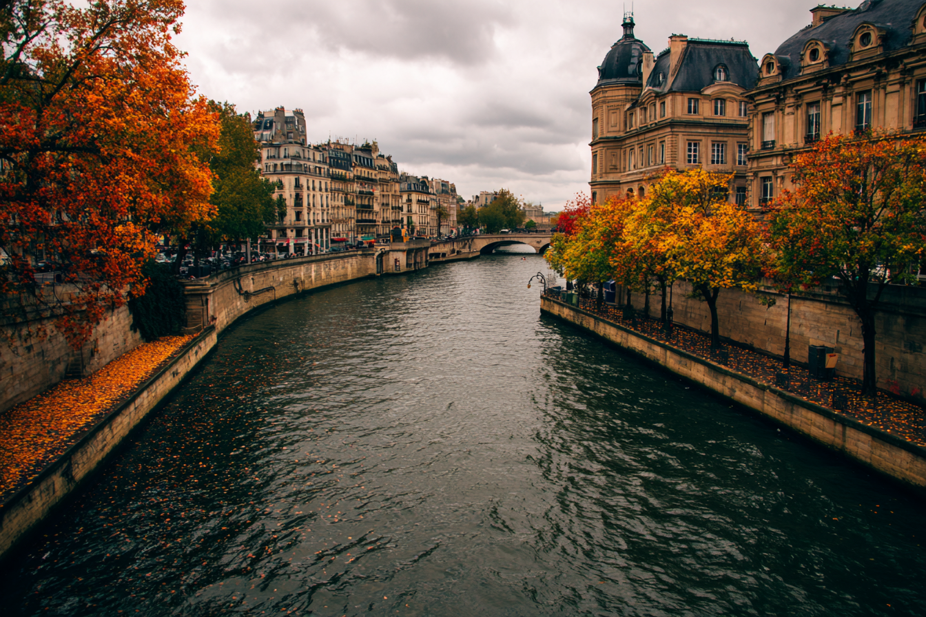 Herbstlicher Fluss In Stadt Mit Historischer Architektur Und Brücke | Europa | Laender und Reisen