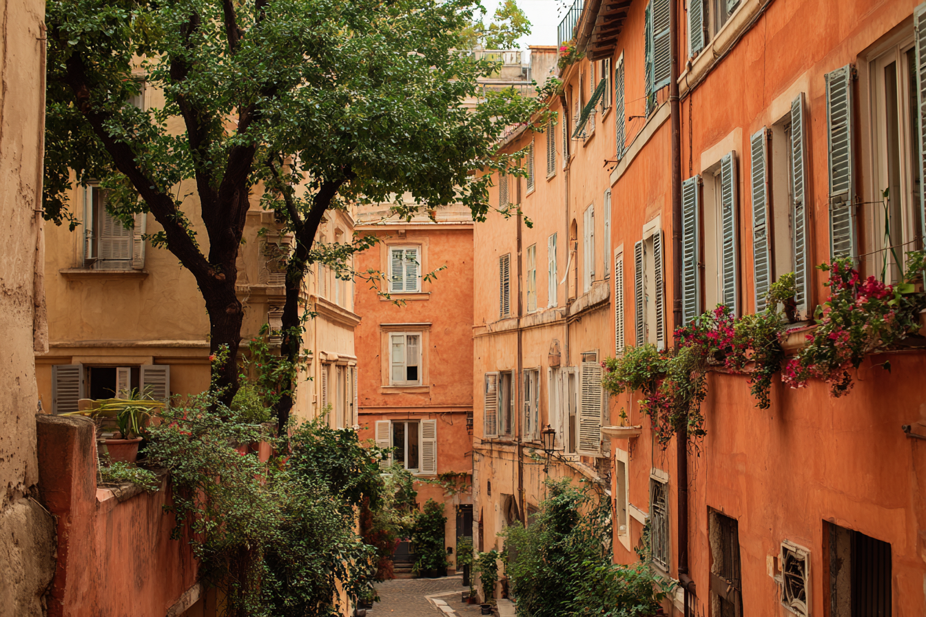 Idyllische Mediterrane Altstadtgasse Mit Bunten Gebäuden Und Pflanzen | Europa | Laender und Reisen