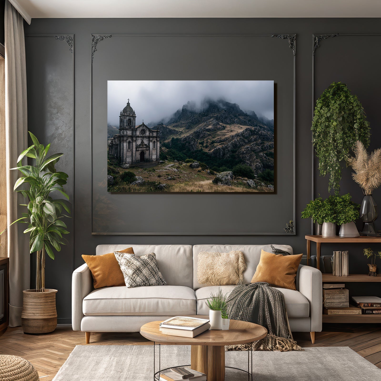 Verlassene Kirche In Nebelhafter Berglandschaft
