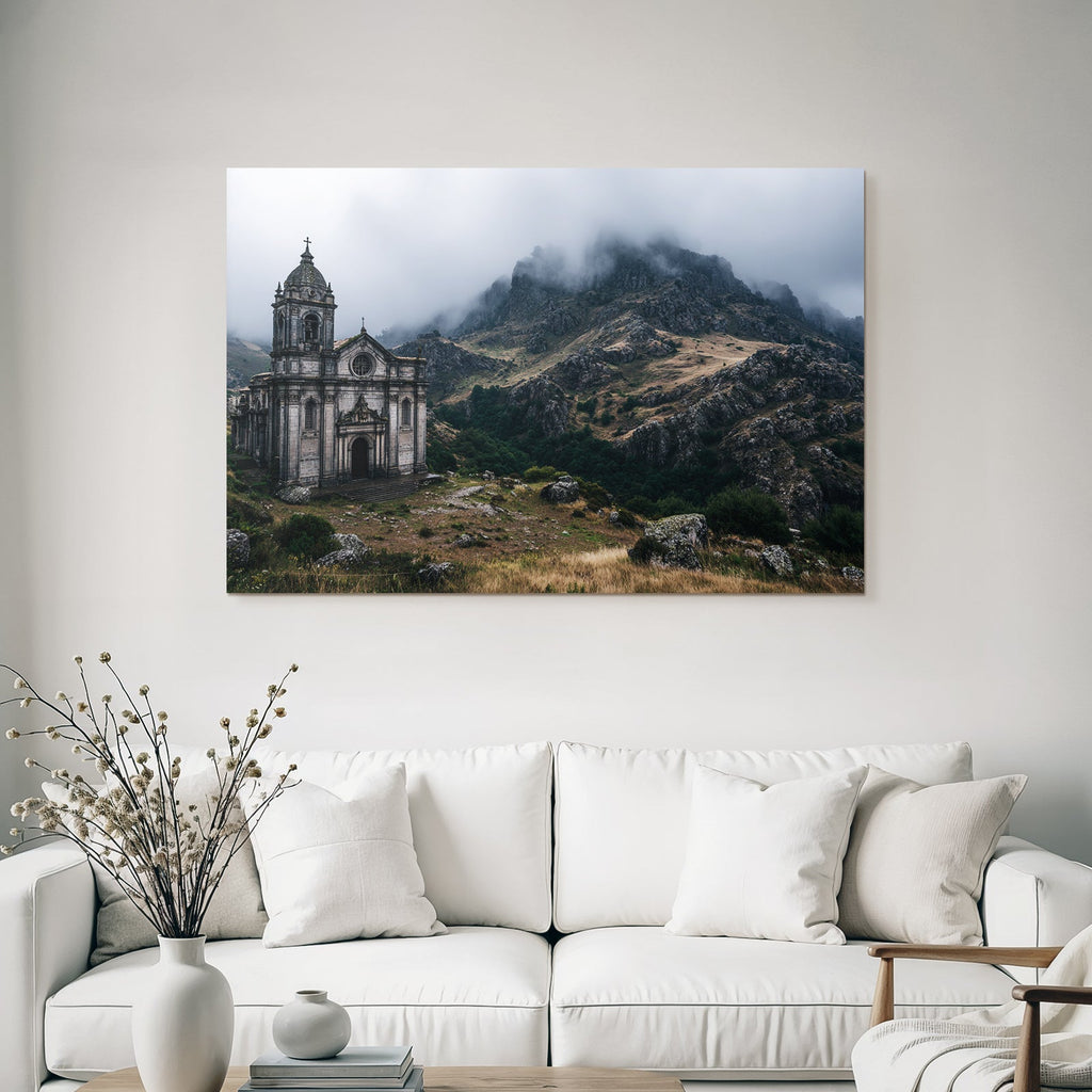 Verlassene Kirche In Nebelhafter Berglandschaft