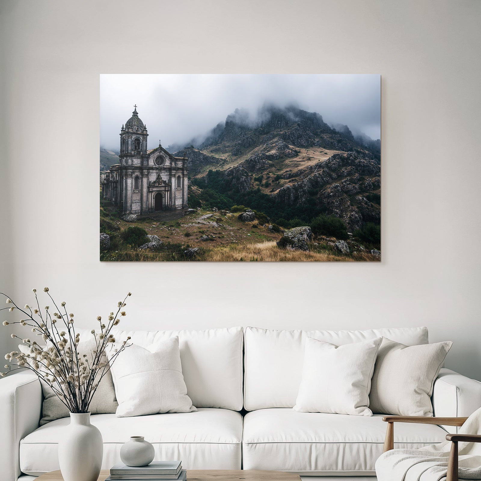 Verlassene Kirche In Nebelhafter Berglandschaft