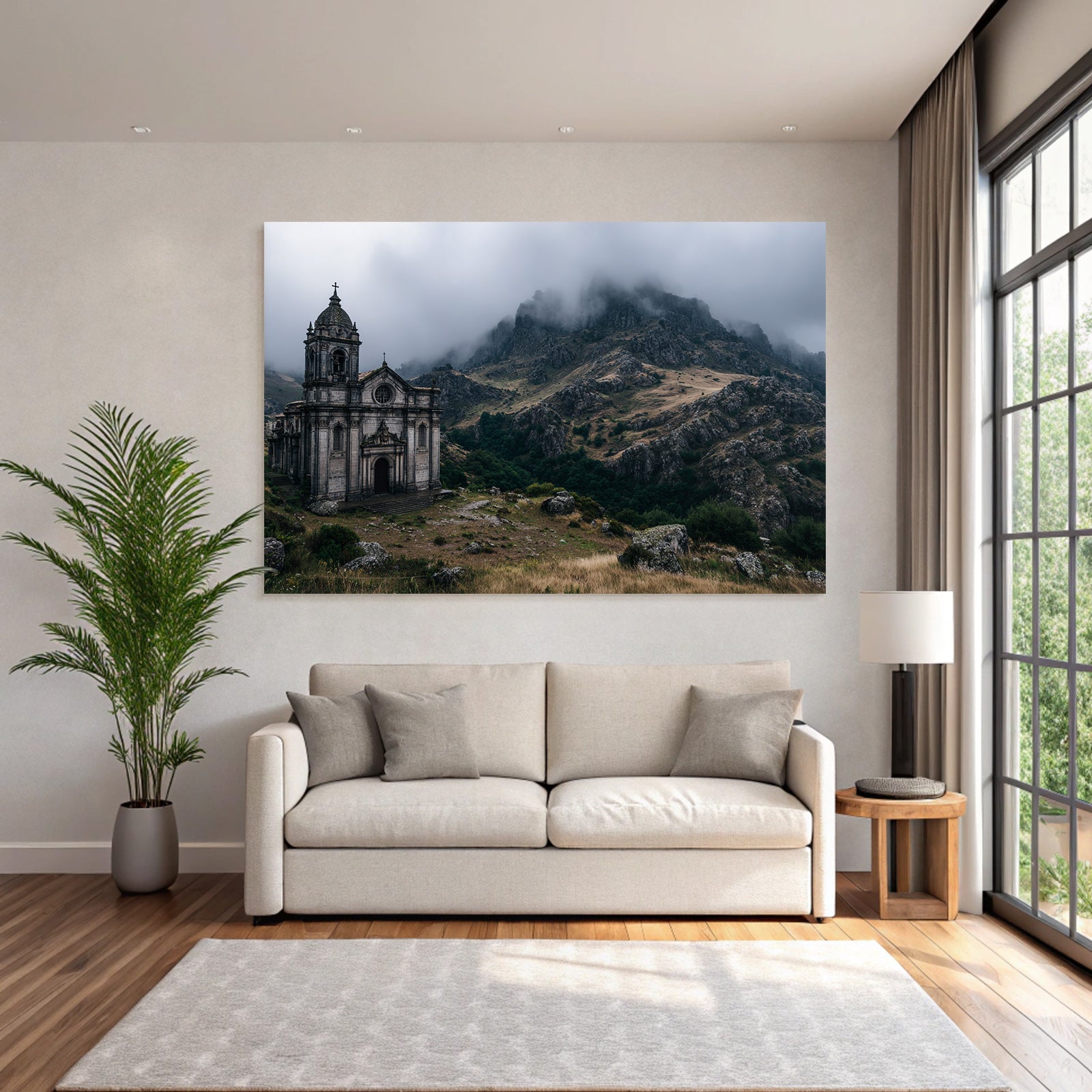 Verlassene Kirche In Nebelhafter Berglandschaft