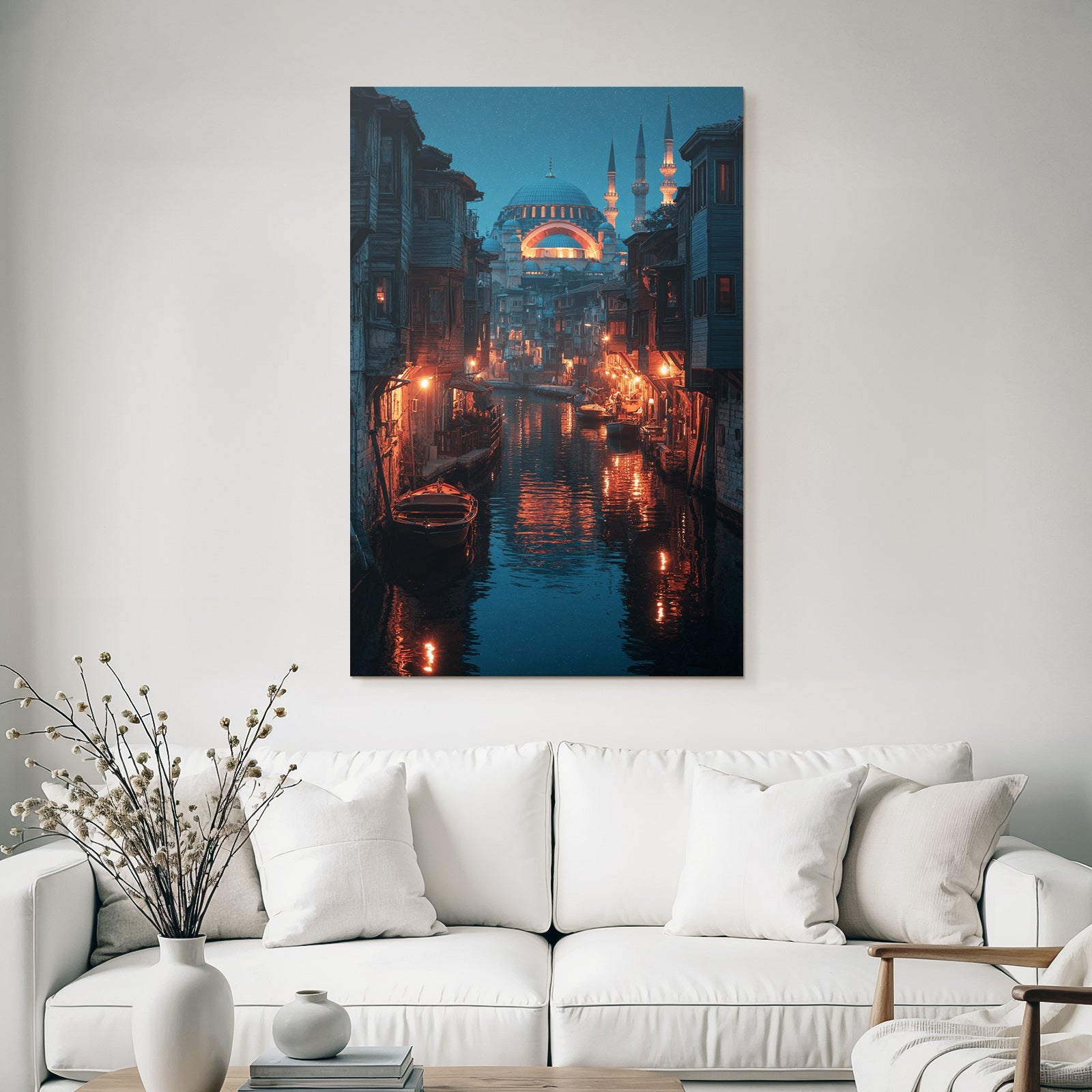 Abendlicher Kanal Mit Holzgebäuden Und Moschee Im Hintergrund