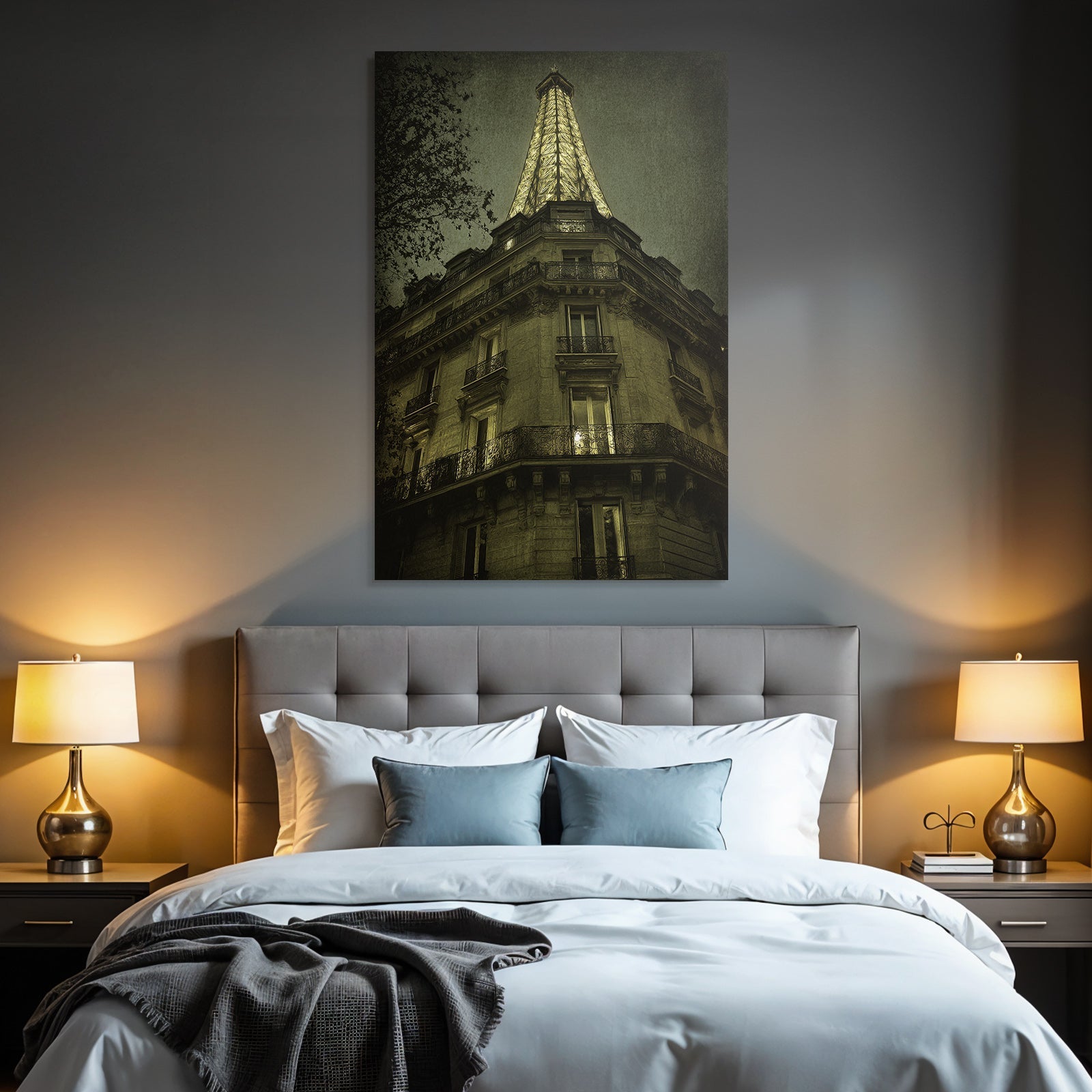 Nachtsicht Eiffelturm Beleuchtet Gegen Dunklen Himmel
