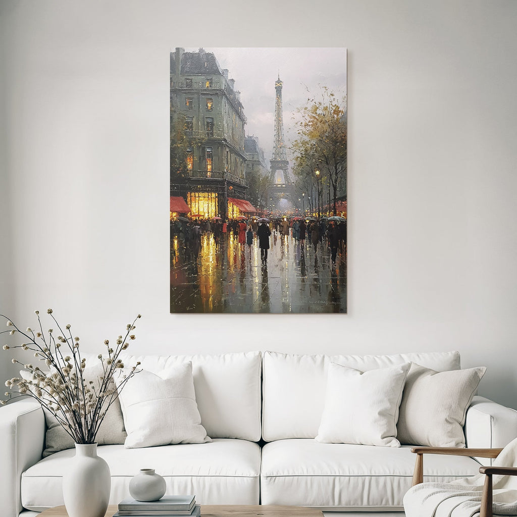 Regnerische Strasse In Paris Mit Eiffelturm Im Hintergrund