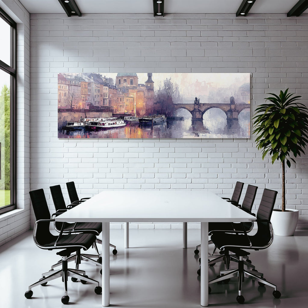 Malerische Neblige Flusslandschaft Mit Brücke Und Booten