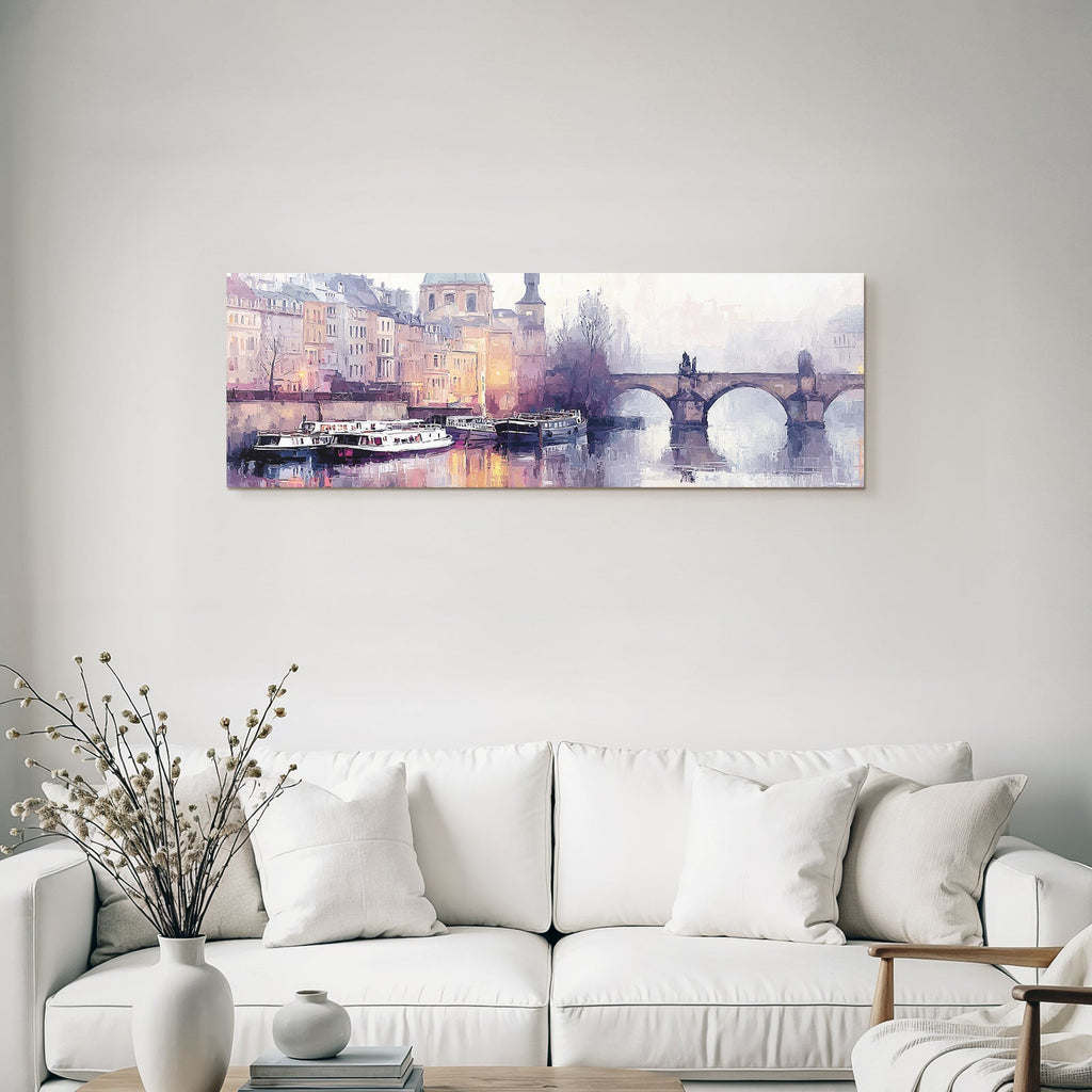 Malerische Neblige Flusslandschaft Mit Brücke Und Booten