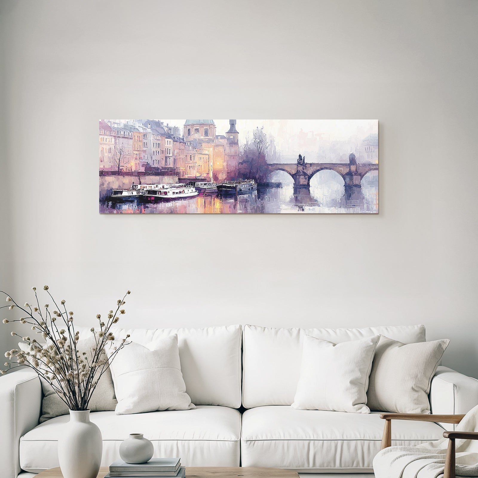 Malerische Neblige Flusslandschaft Mit Brücke Und Booten