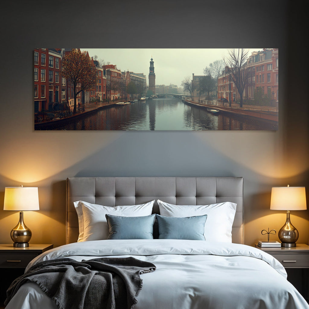 Neblige Stadtkulisse An Einem Kanal Mit Uhrenturm