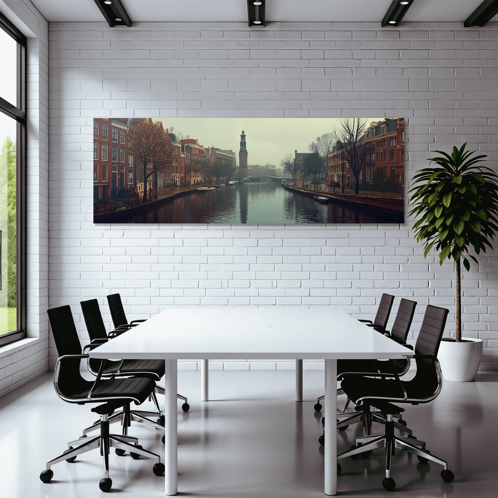 Neblige Stadtkulisse An Einem Kanal Mit Uhrenturm