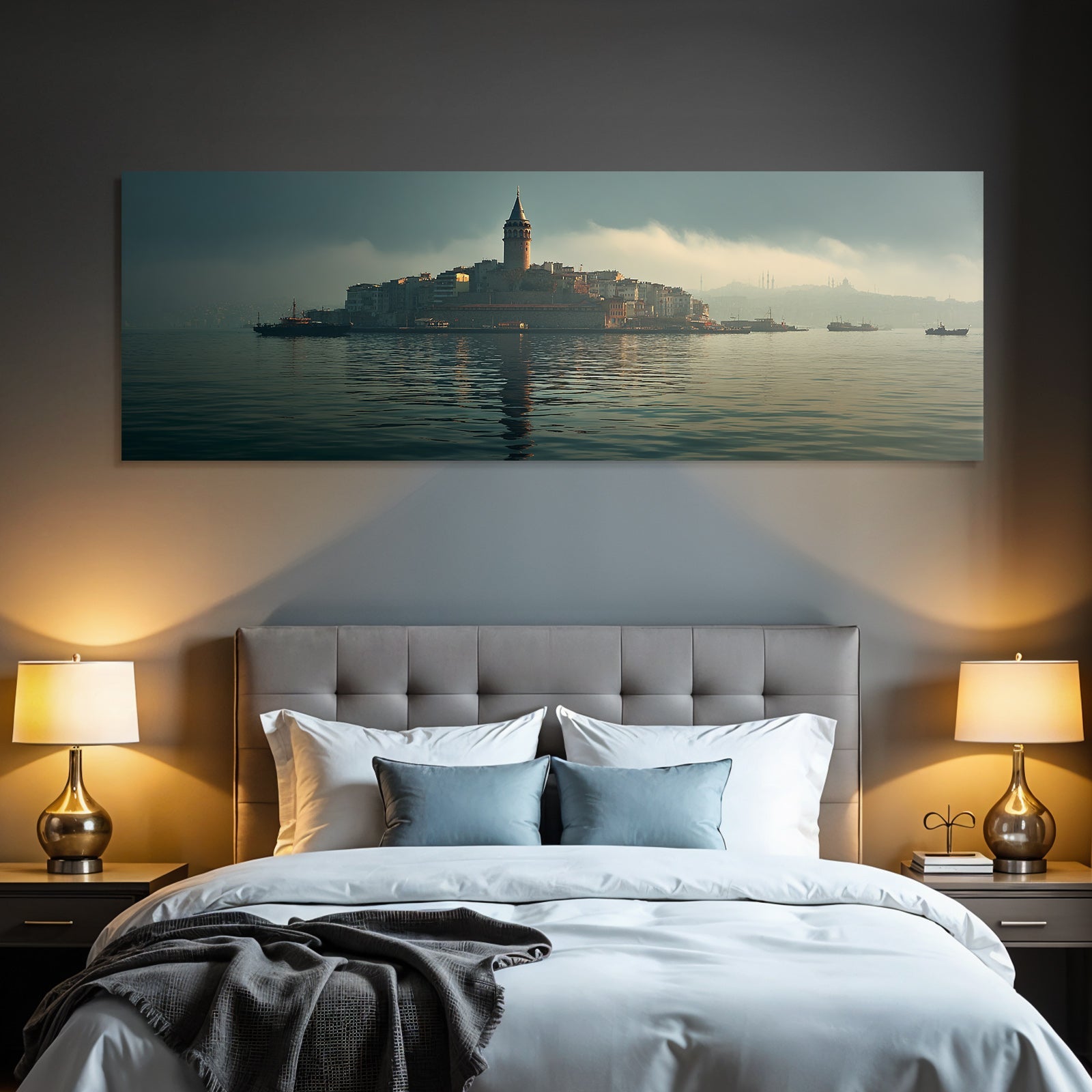 Nebliger Kustenblick Mit Historischem Turm Booten Und Reflexionen