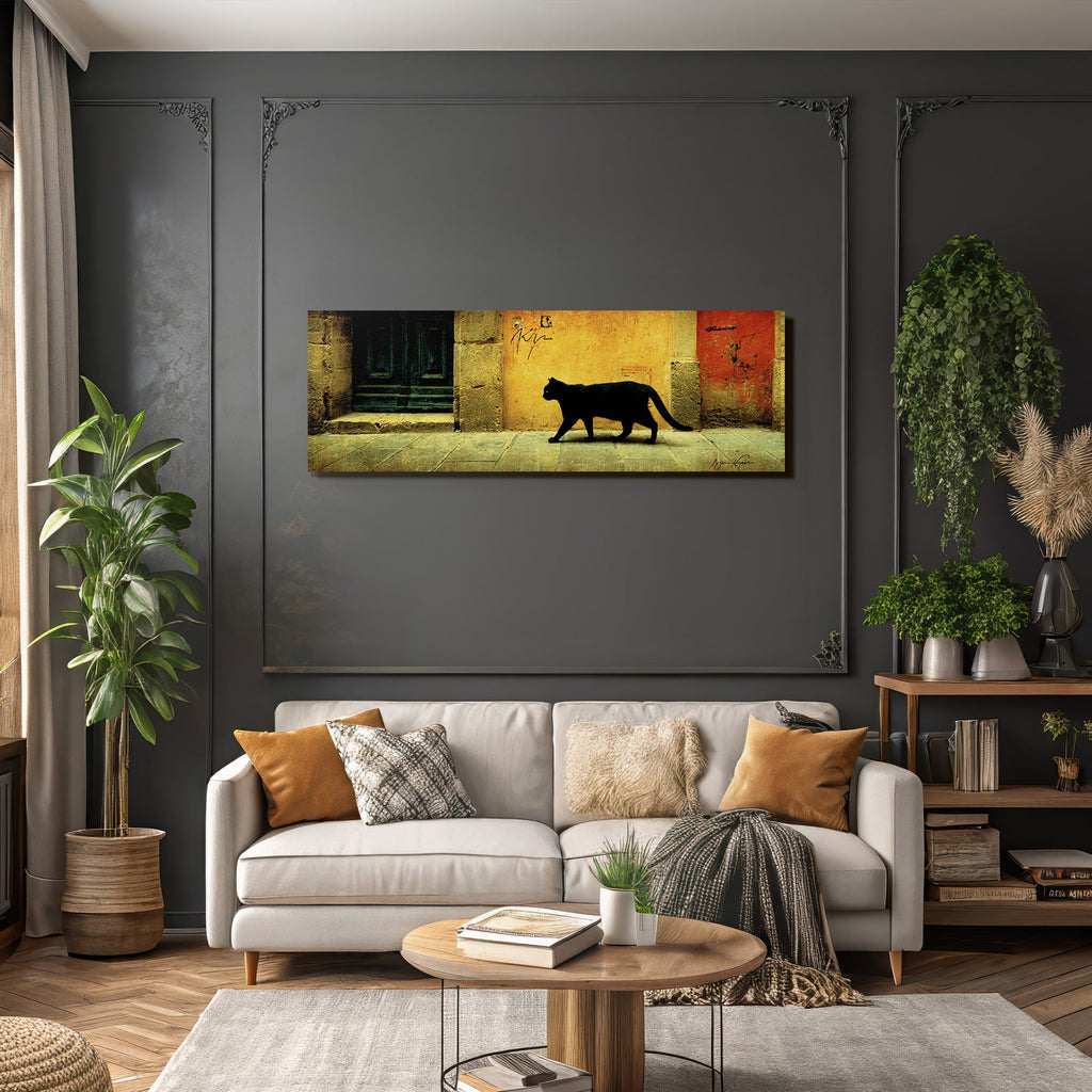 Schwarze Katze Auf Kopfsteinpflaster Vor Alter Tür