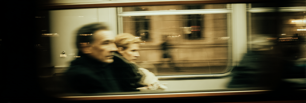 Ubahnfahrt Bei Nacht Mit Verschwommenem Effekt | Staedtekunst | Laender und Reisen