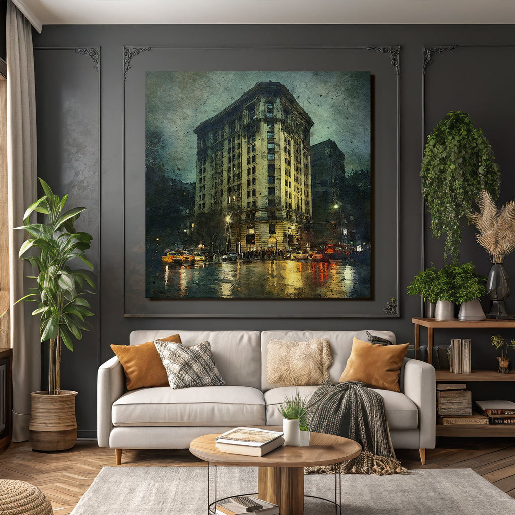 Regnerische Stadtstrasse Bei Nacht Mit Vintage Hochhaus Und Reflexionen