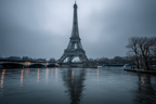Eiffelturm Im Morgengraün Mit Reflektionen Im Wasser | Staedtekunst | Laender und Reisen