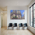 Elegantes Parisisches Gebäude Mit Blumenbalkonen Und Verzierten Fenstern