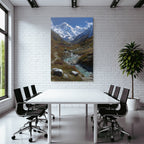 Berglandschaft Mit Schneebedeckten Gipfeln Und Windendem Fluss Im Tal