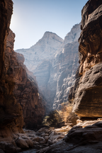 Steile Felswände In Einer Schlucht Mit Sonnenlicht | UNESCO Weltkulturerbe | Laender und Reisen