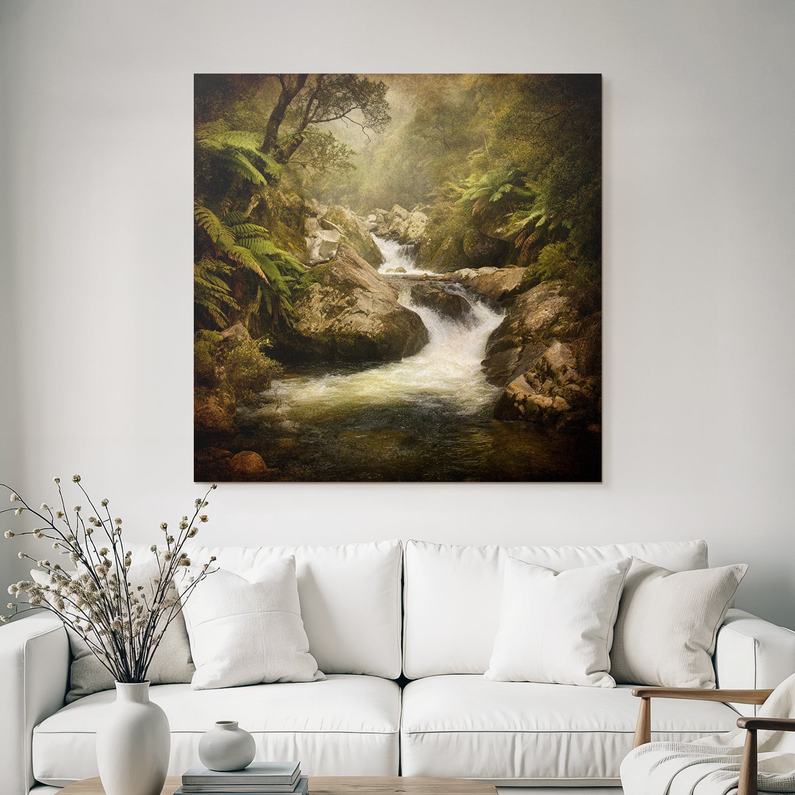Friedlicher Nebliger Waldfluss Mit Farnen Und Felsen