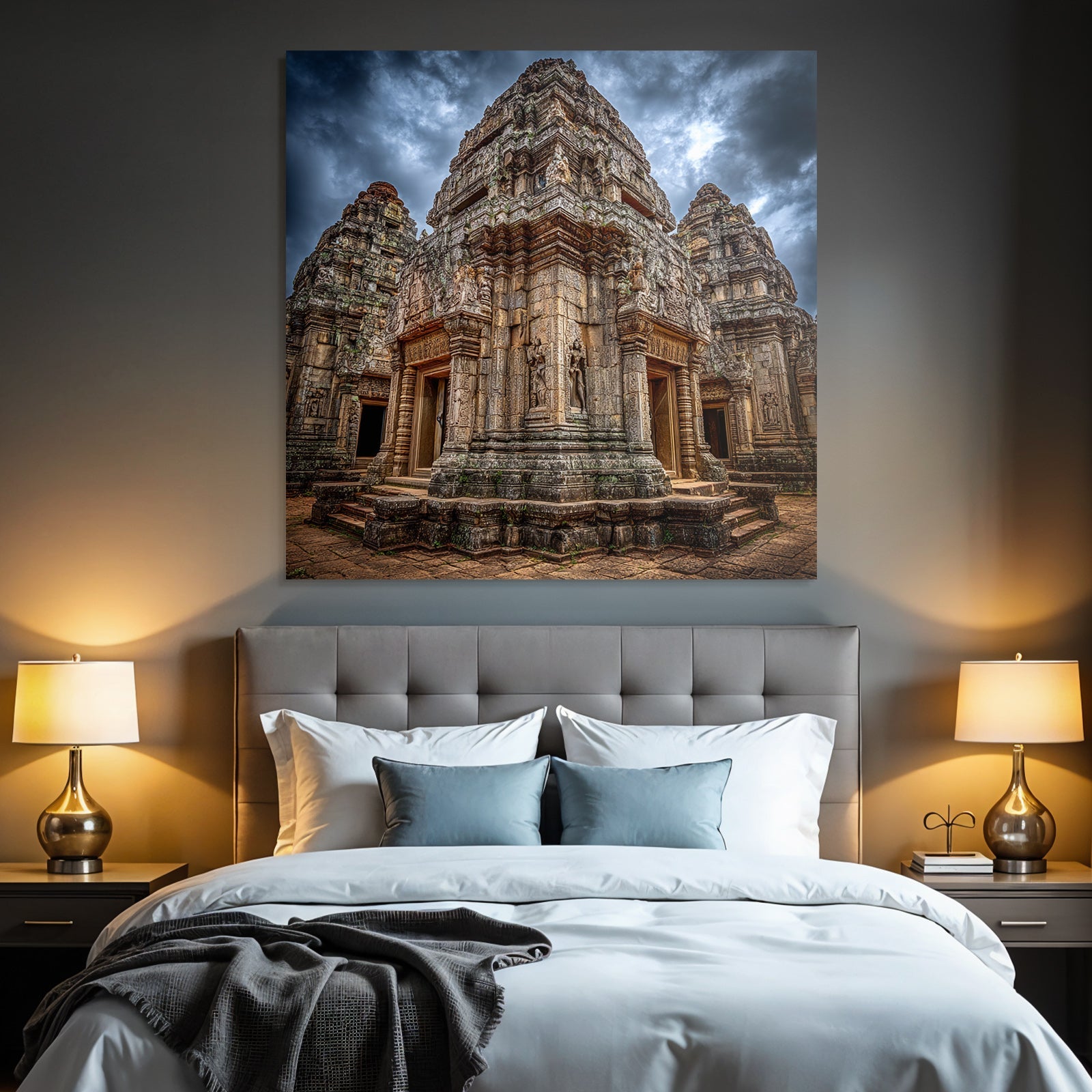 Historischer Tempel In Südostasien Bei Dramatischem Himmel