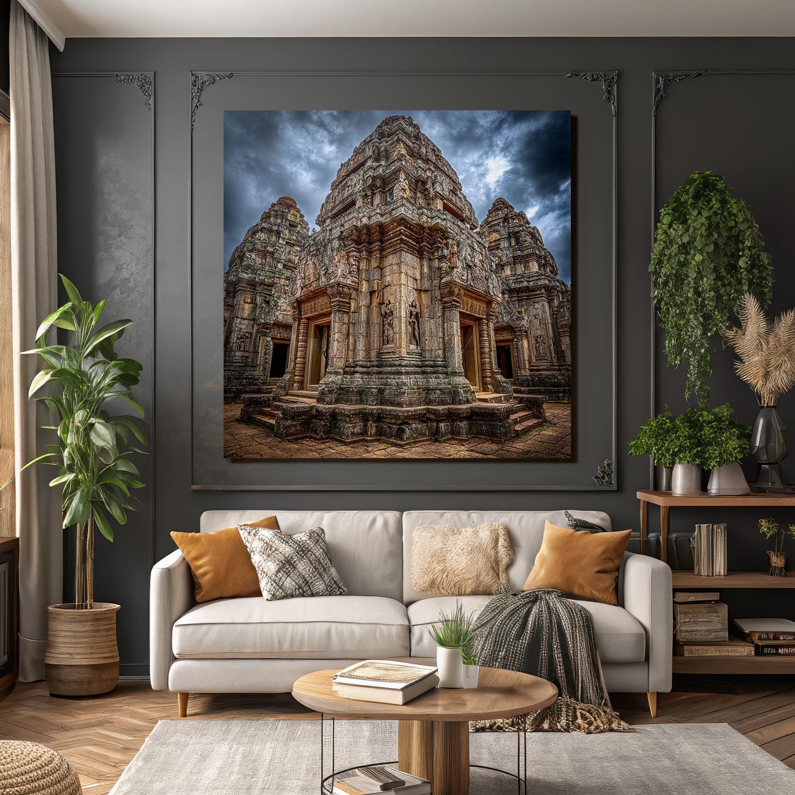 Historischer Tempel In Südostasien Bei Dramatischem Himmel
