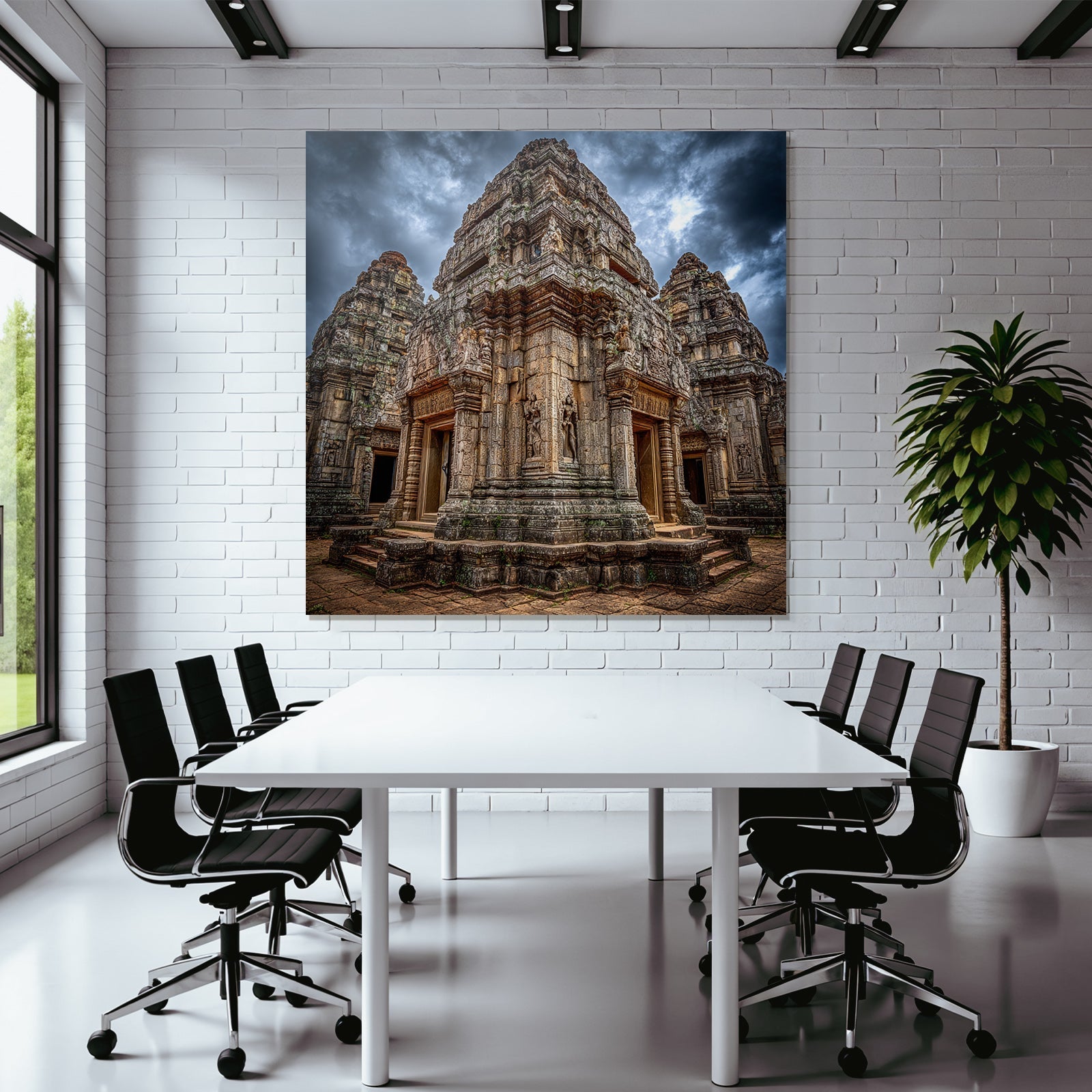 Historischer Tempel In Südostasien Bei Dramatischem Himmel