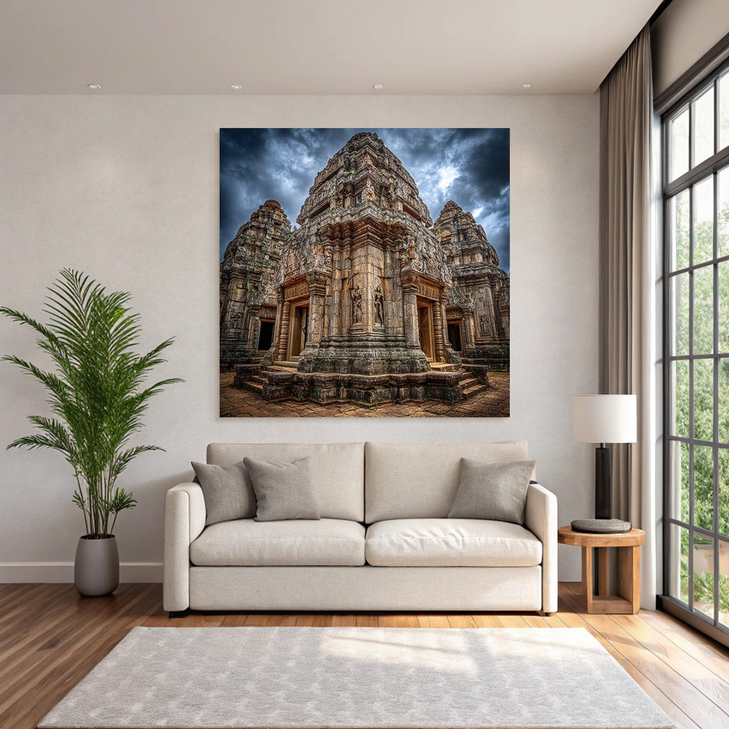 Historischer Tempel In Südostasien Bei Dramatischem Himmel