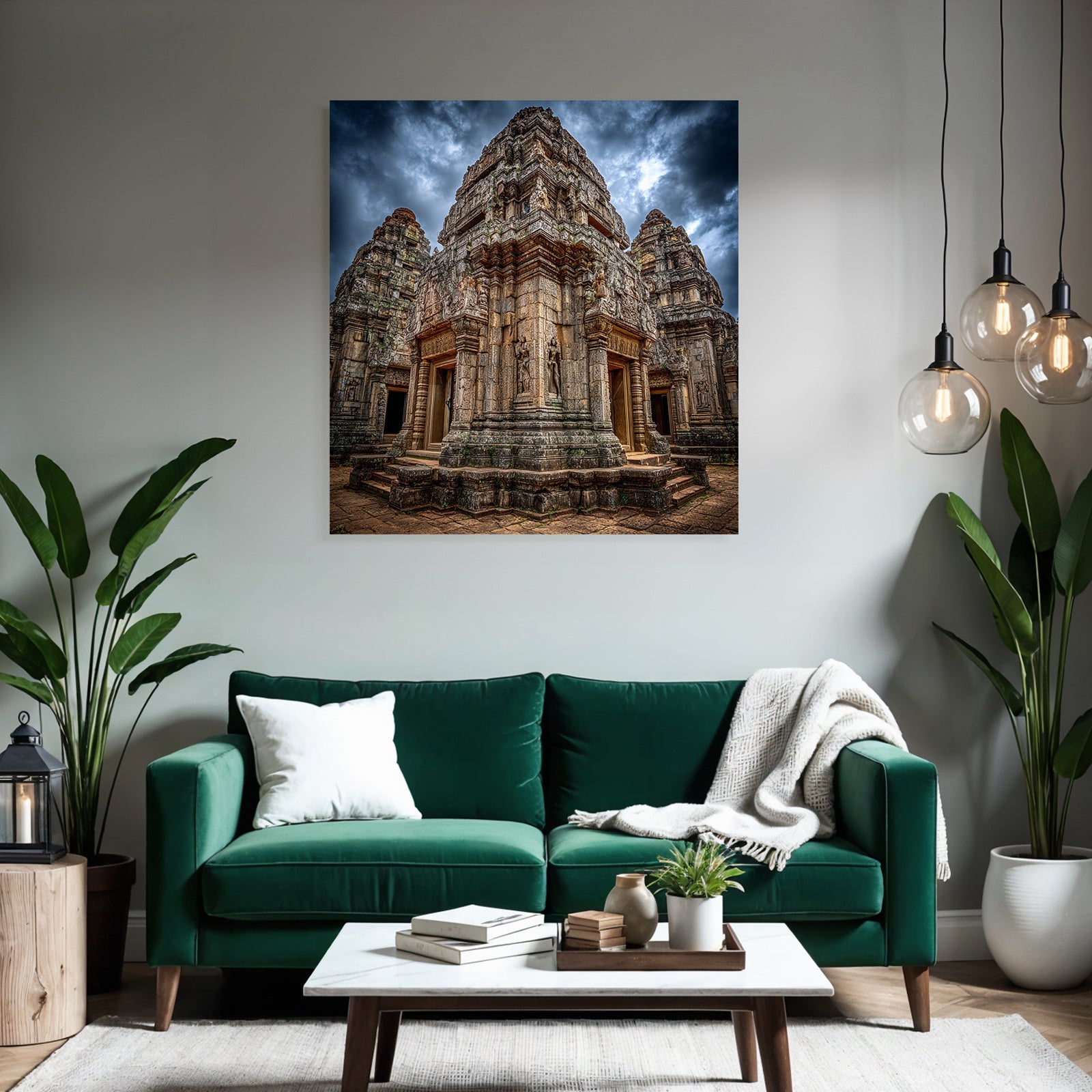 Historischer Tempel In Südostasien Bei Dramatischem Himmel
