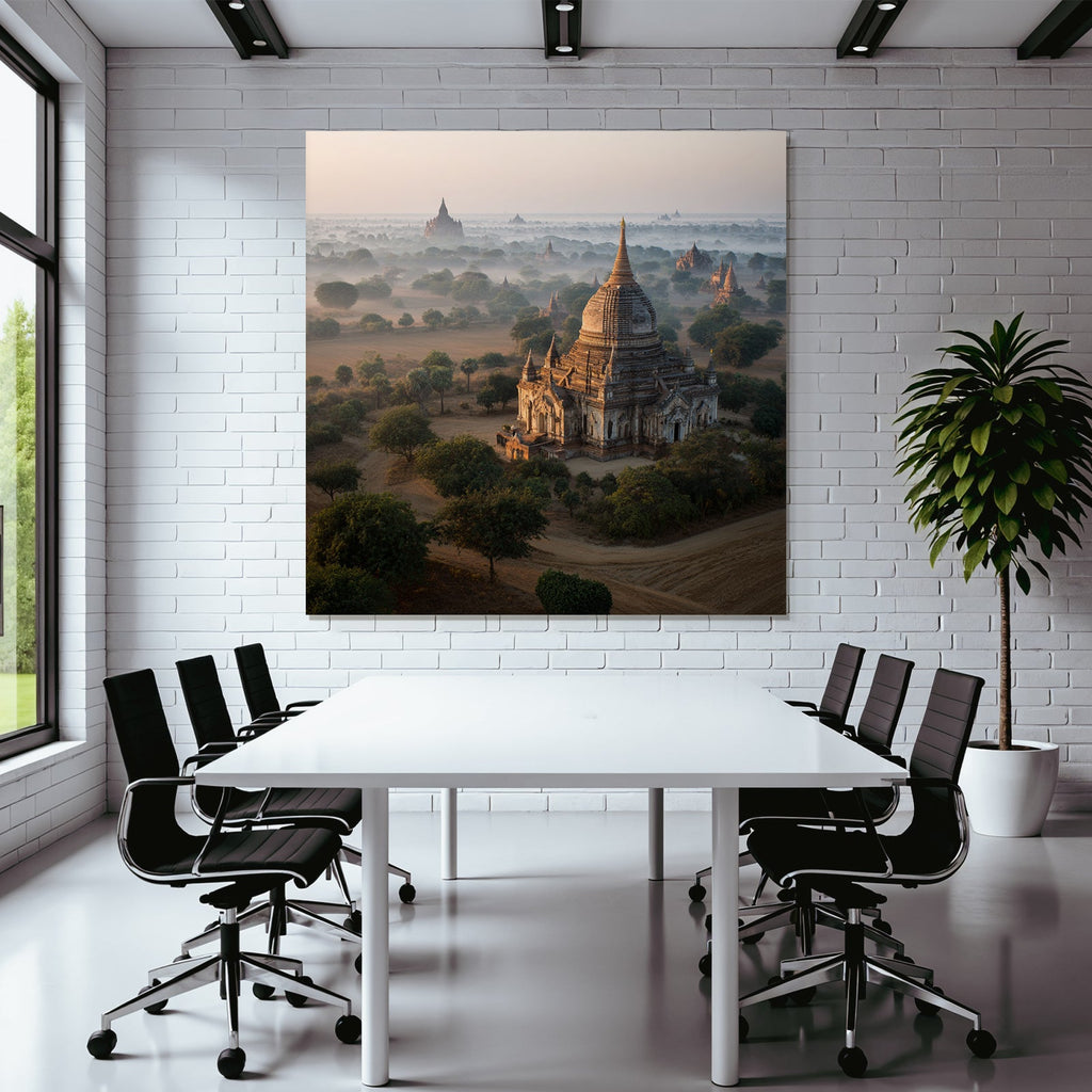 Luftaufnahme Einer Historischen Landschaft Mit Tempeln Und Pagoden In Bagan Im Morgennebel