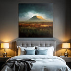Tafelberglandschaft Mit Grasuntergrund Unter Dramatischem Himmel