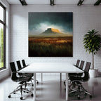 Tafelberglandschaft Mit Grasuntergrund Unter Dramatischem Himmel