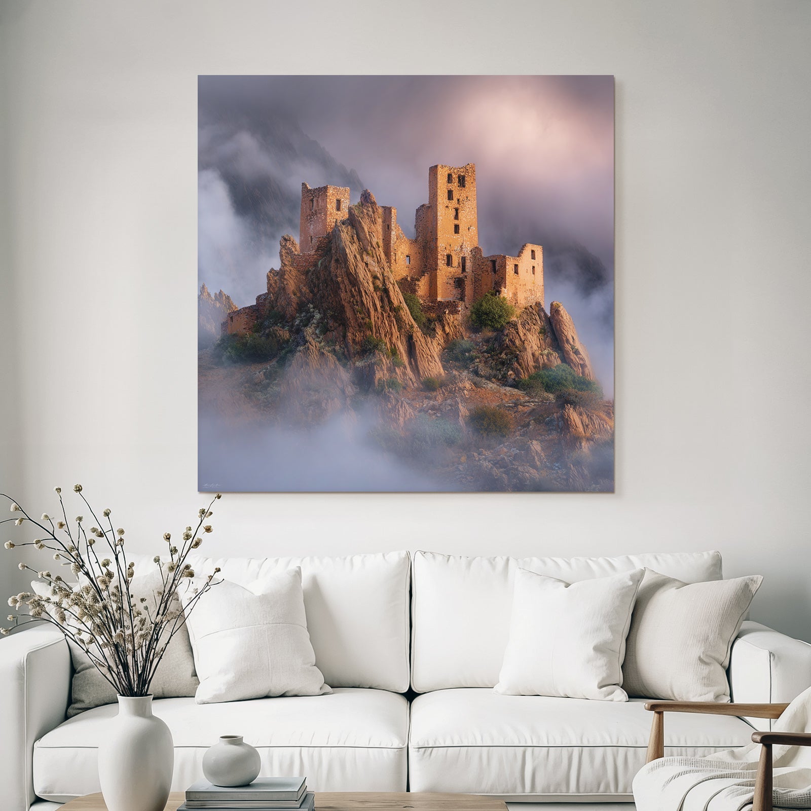 Verfallenes Steinschloss Auf Felsvorsprung Im Nebel