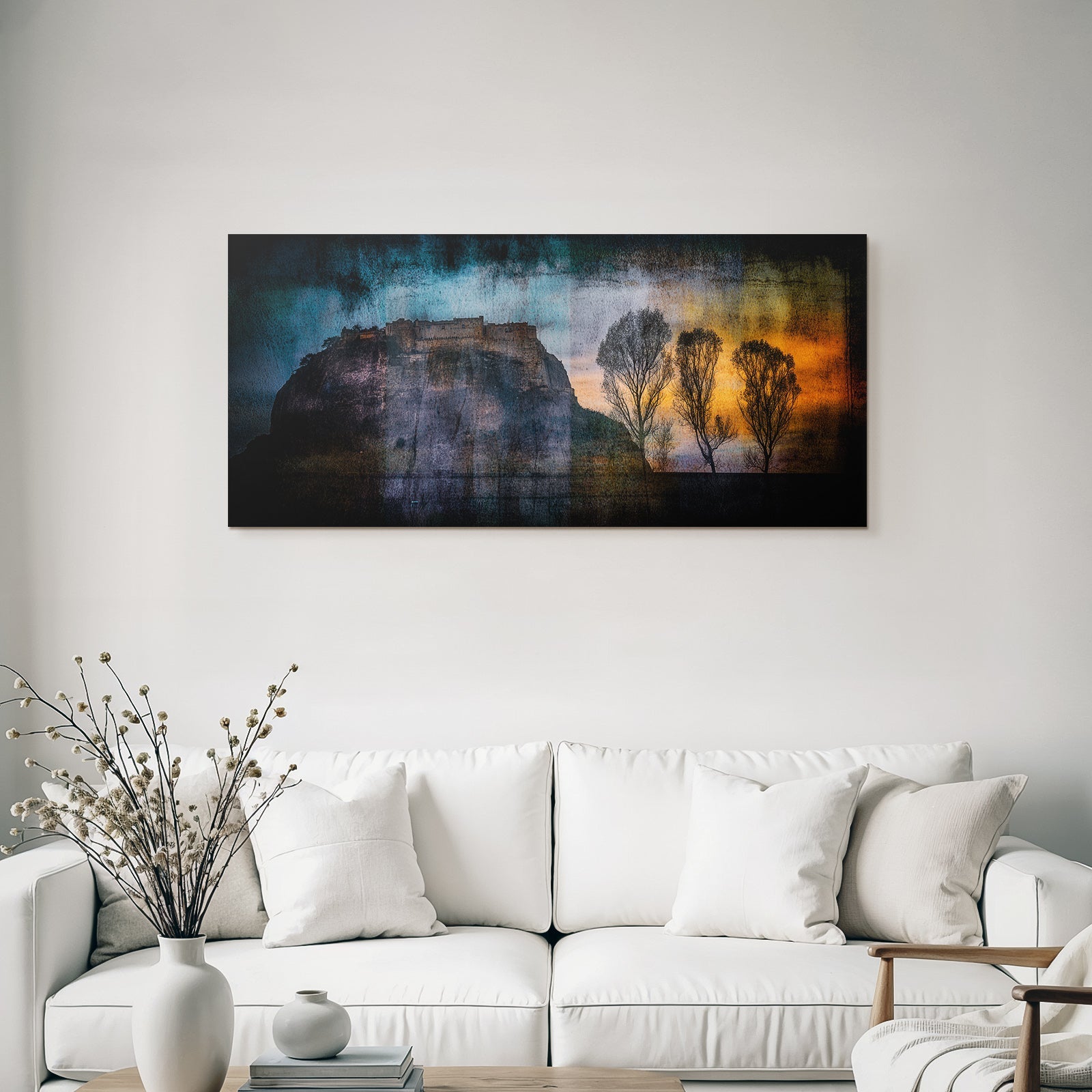 Dramatische Landschaft Mit Burg Auf Klippe Und Bäumen Vor Farbenfrohem Himmel