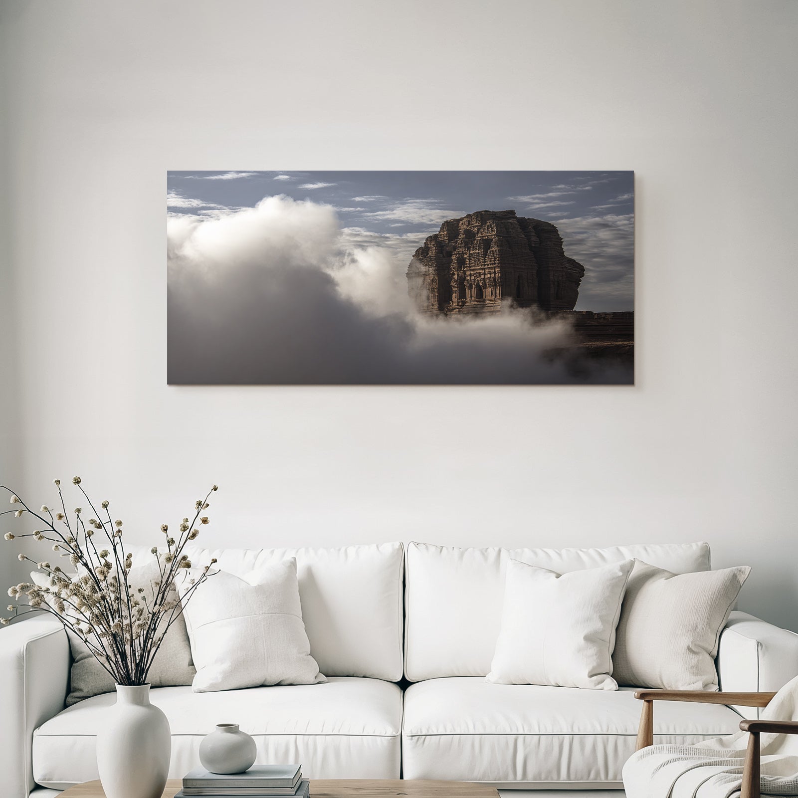 Felsenformation In Wolken