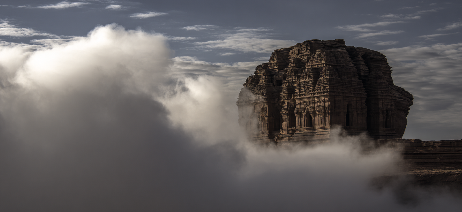 Felsenformation In Wolken | UNESCO Weltkulturerbe | Laender und Reisen