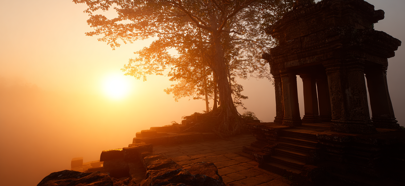 Mystische Tempelruine Neben Altem Baum Im Nebel Bei Sonnenaufgang | UNESCO Weltkulturerbe | Laender und Reisen