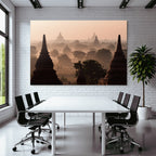 Nebelverhangene Pagoden In Bagan